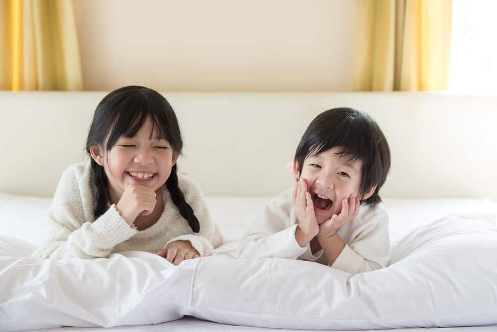 kakak-adik-tidur-sekamar