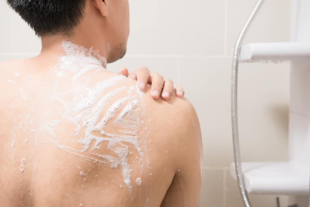 Ternyata, Mandi Pakai Sabun Antiseptik Bisa Merusak Kulit