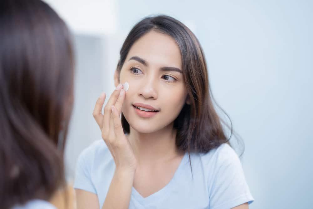 Perlukah Pakai Sunscreen Jika Berada di Dalam Ruangan Seharian?