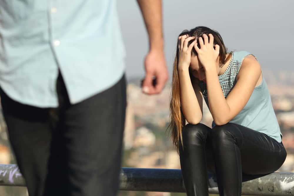 Perbedaan Cara Pria dan Wanita Menghadapi Putus Cinta