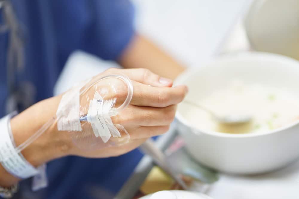 penderita-kanker-makan-mie