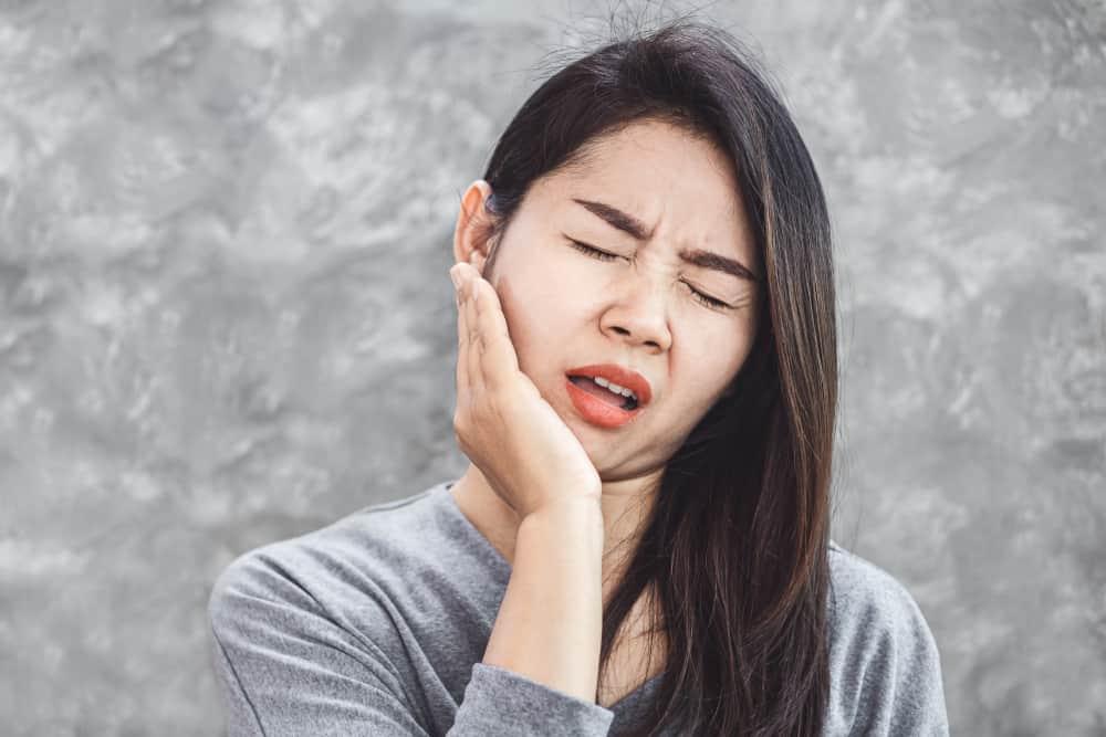Otot Rahang Terasa Kaku? Ini 4 Penyebab dan Tips Mengatasinya