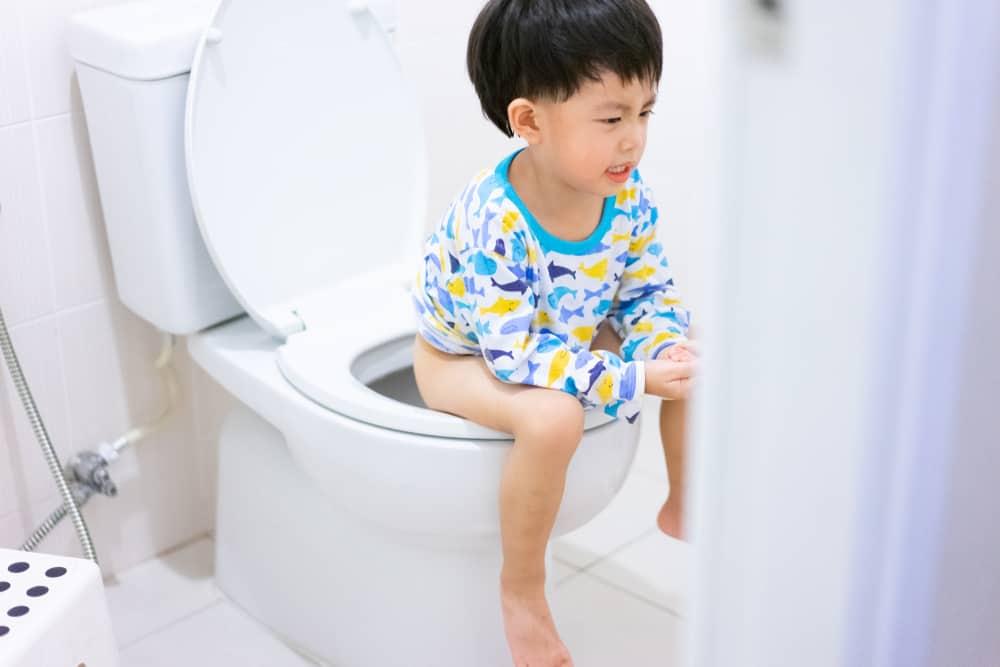 6 Hal yang Perlu Dilakukan Saat Anak Susah BAB Tak Kunjung Sembuh