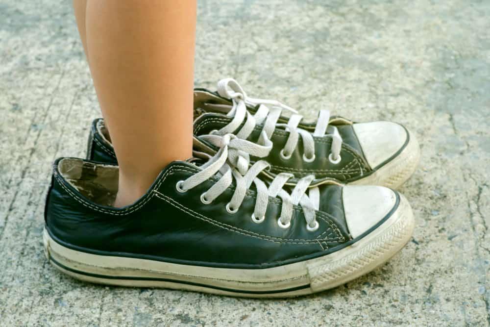 cara-mengakali-sepatu-kebesaran