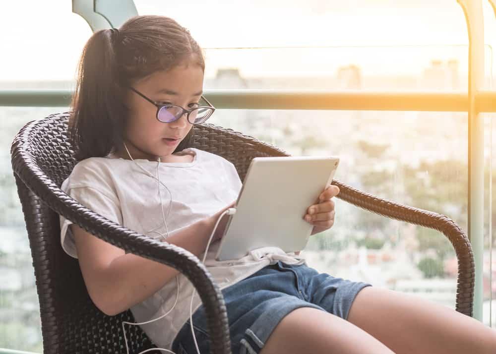 Anak Hobi Main Gadget? Jaga Kesehatan Matanya dengan Buah Merah