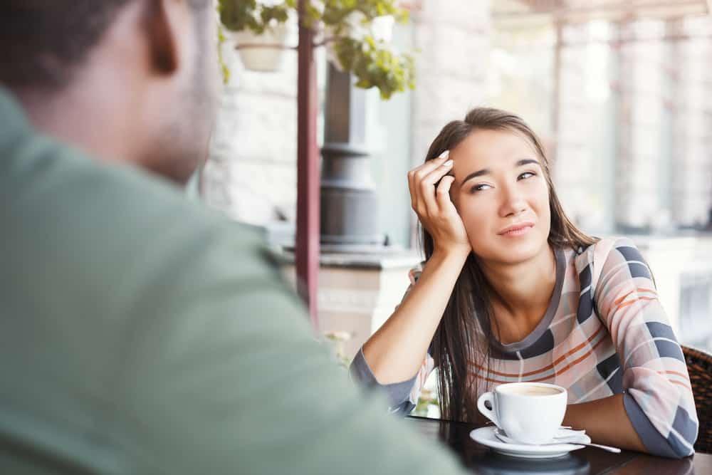 Pasangan Sedang Bad Mood? Ini 5 Cara Menghadapinya