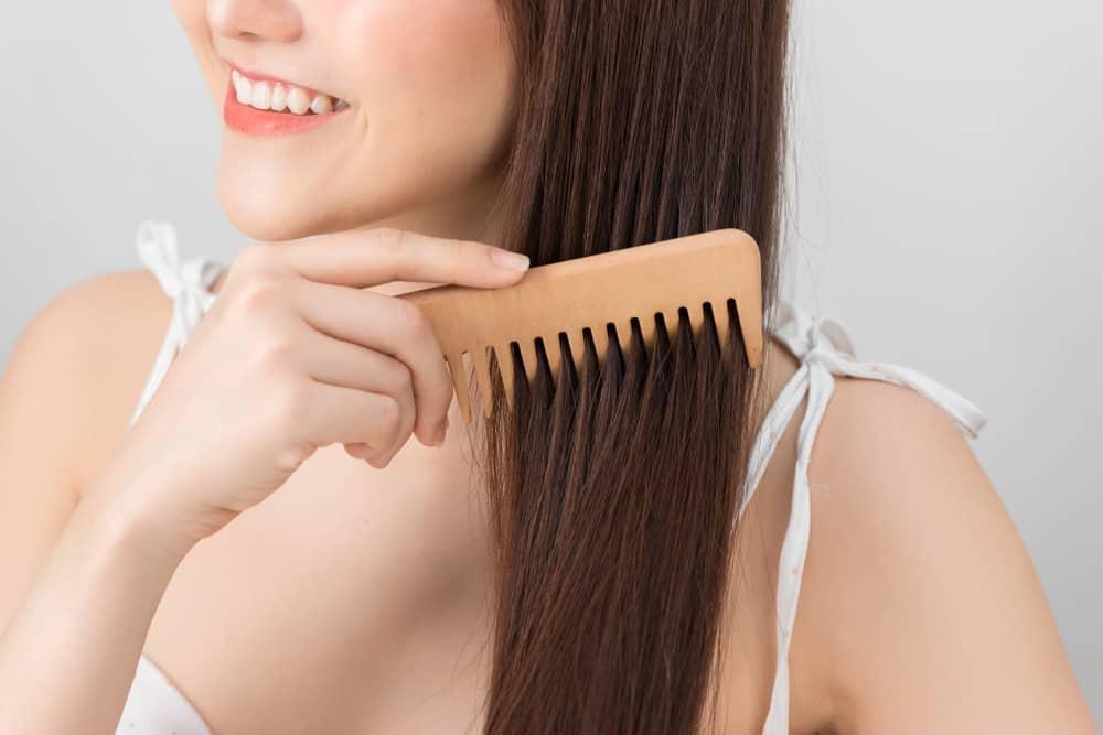 memilih-sisir-rambut
