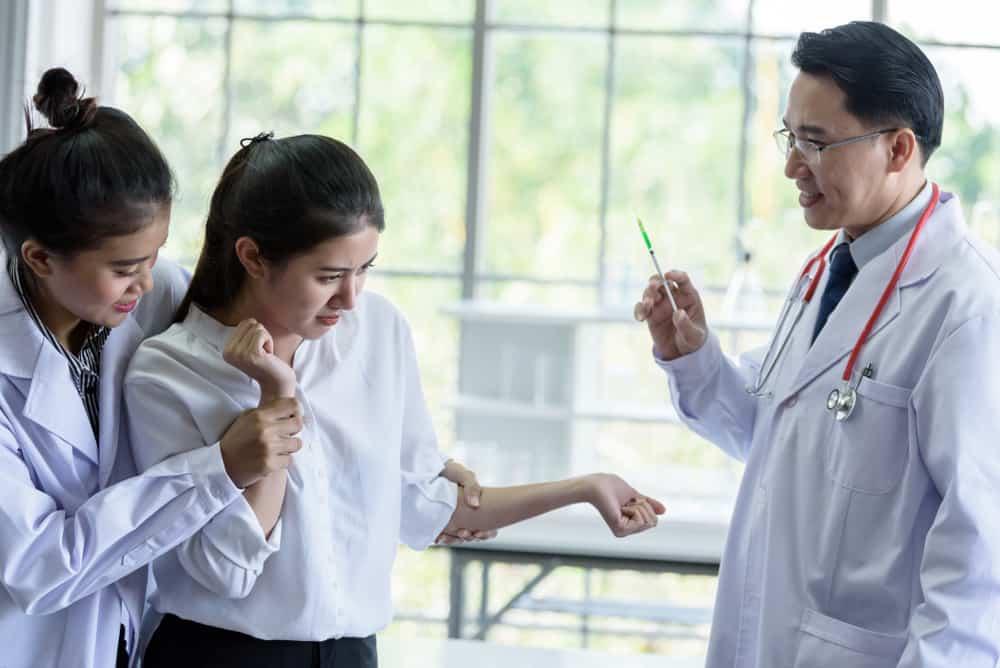 4 Tips Menghadapi Ketakutan Saat Anda Mau Disuntik