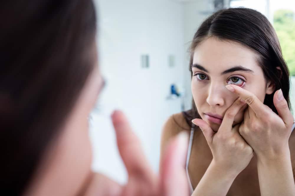 Jaga Kebersihan Lensa Kontak Anda dengan Mengikuti 6 Tips Ini