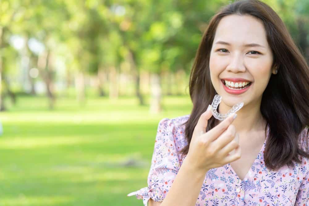 7 Cara Mengatasi Gigi Renggang Sesuai Penyebabnya