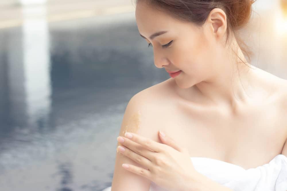 alasan-penting-eksfoliasi-kulit-tubuh