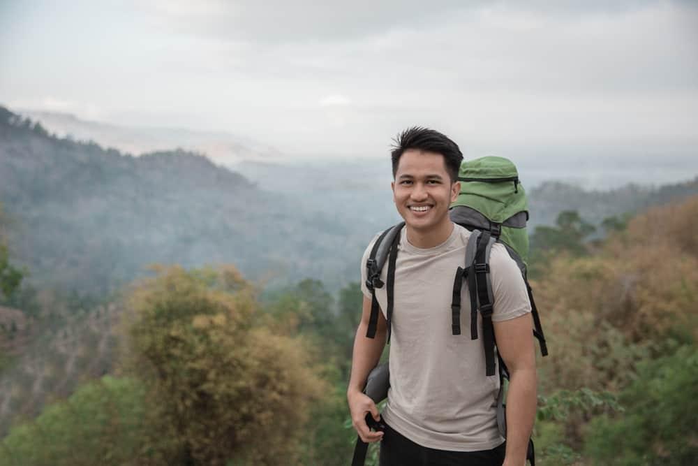 3 Tips Menjaga Kebersihan Wajah Pria Saat Naik Gunung