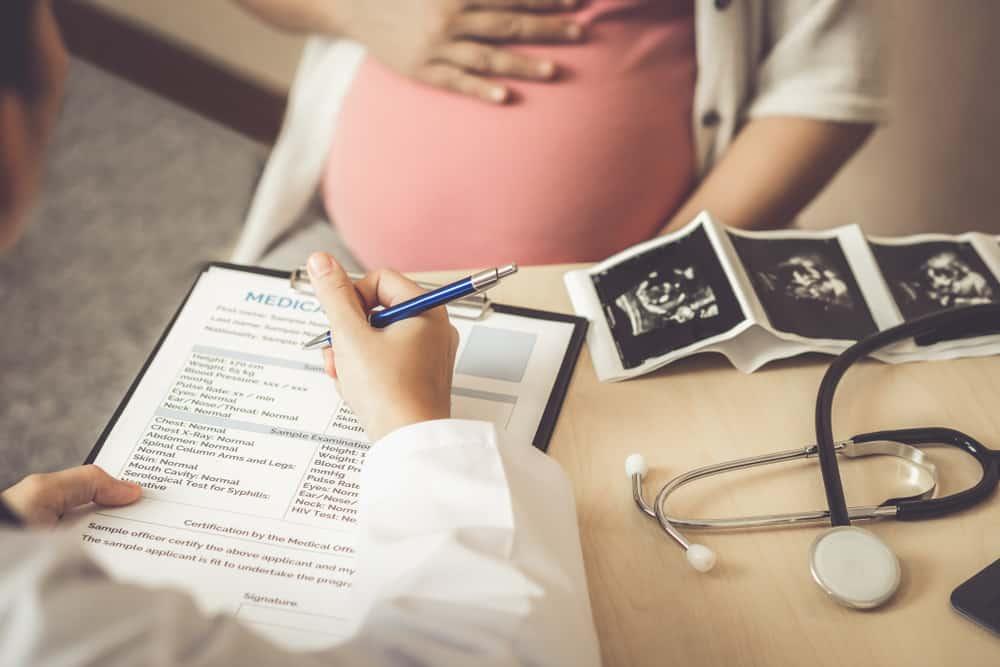 Bayi Terlambat Lahir Padahal Hari Perkiraan Sudah Tiba, Apa Penyebabnya?