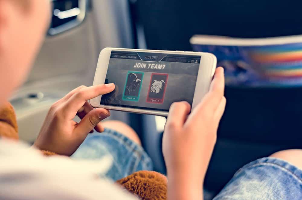 Alasan Medis Mengapa Main HP (atau Gadget Lainnya) di Mobil Bikin Mual