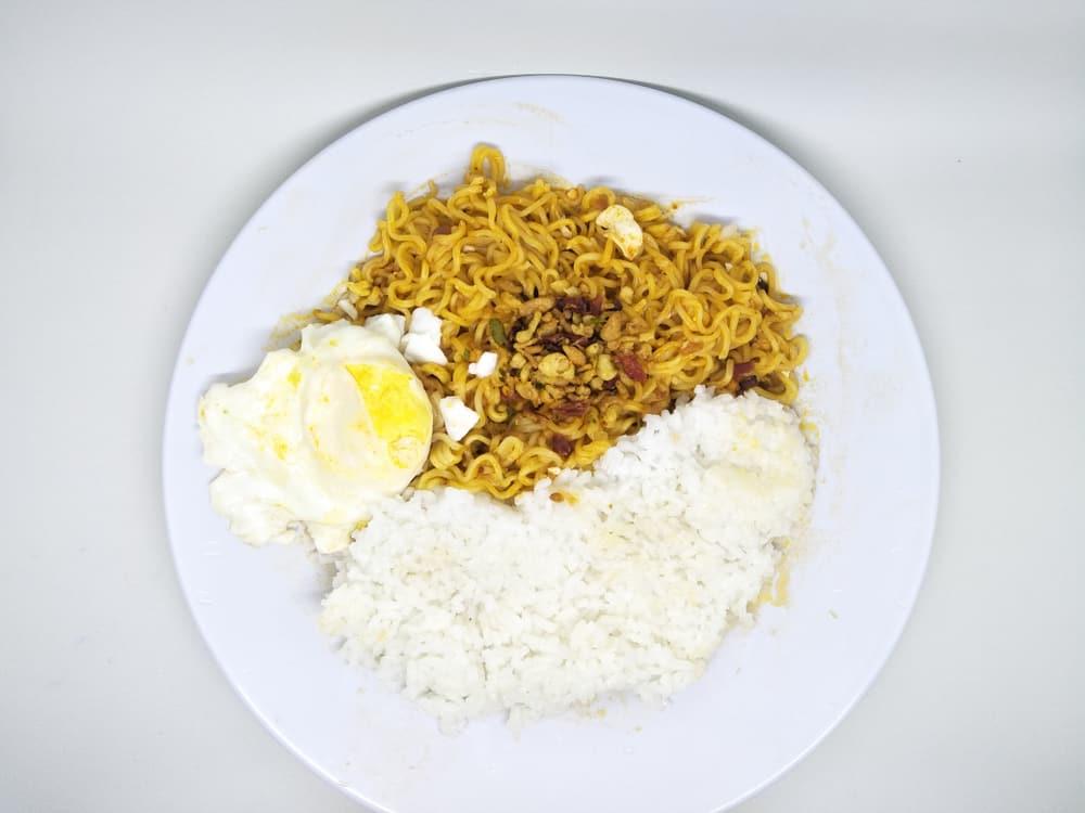 makan-mie-pakai-nasi-sehat-tidak