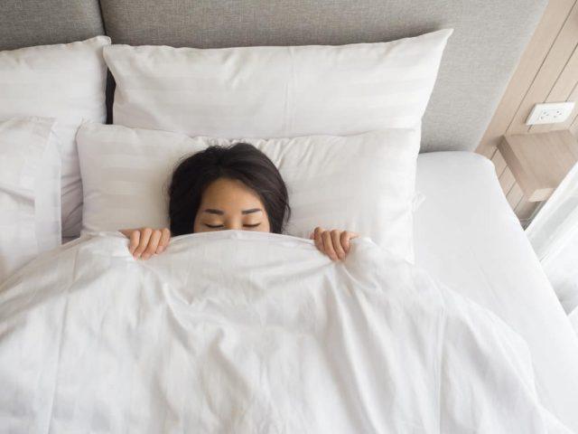 tips-tidur-nyenyak-saat-kedinginan-karena-cuaca