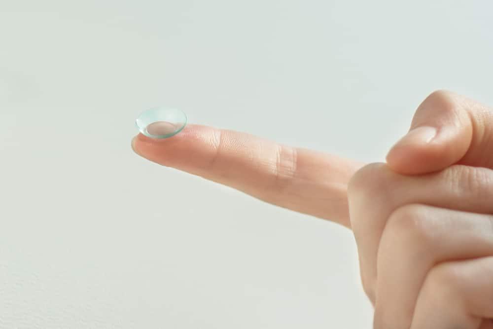 softlens-masuk-ke-belakang-mata