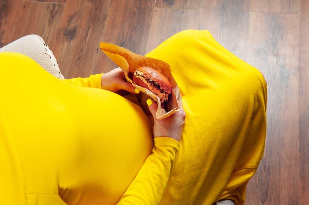 makan-junk-food-saat-hamil