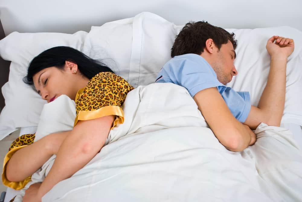 posisi-tidur-dengan-pasangan