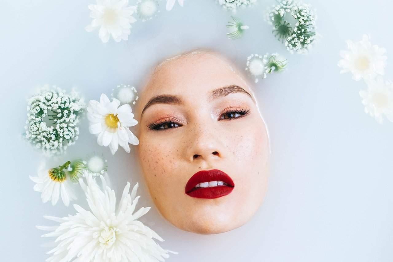 Mana yang Lebih Baik: Eksfoliasi Pakai Chemical Peeling atau Scrub?