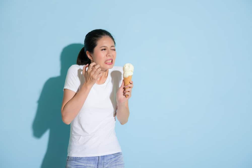 kenapa-gigi-ngilu-saat-makan-minum-dingin