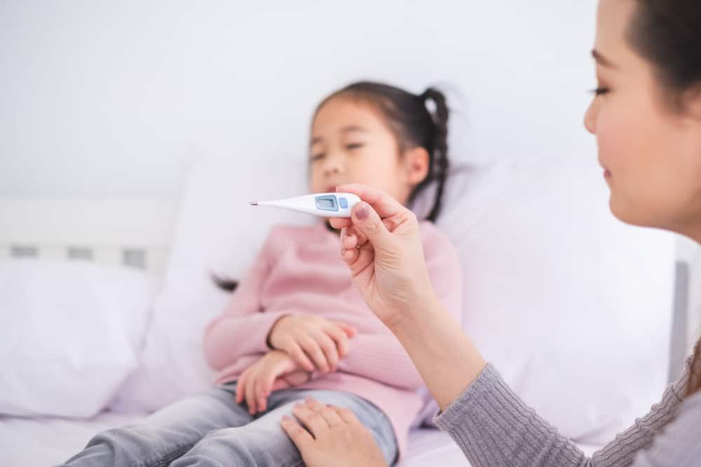5 Cara Alami Mengatasi Demam pada Anak agar Panas Cepat Turun