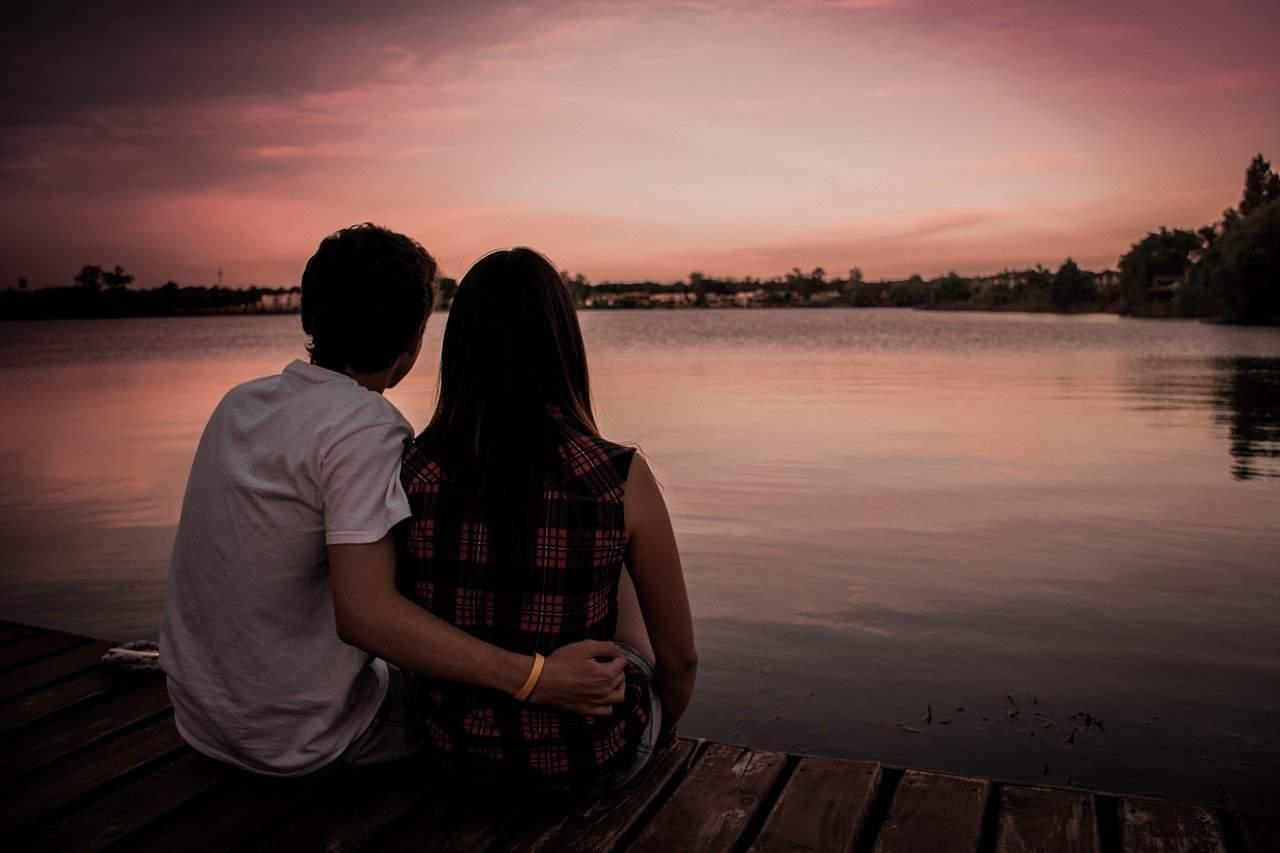 Tips Menjalin Hubungan Asmara dengan Pasangan yang Pendiam