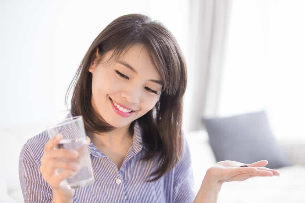 Bolehkah Minum Obat dengan Air Dingin? Apakah Ada Dampaknya?
