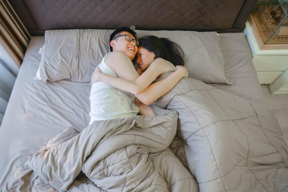 tidur-bersama-pasangan