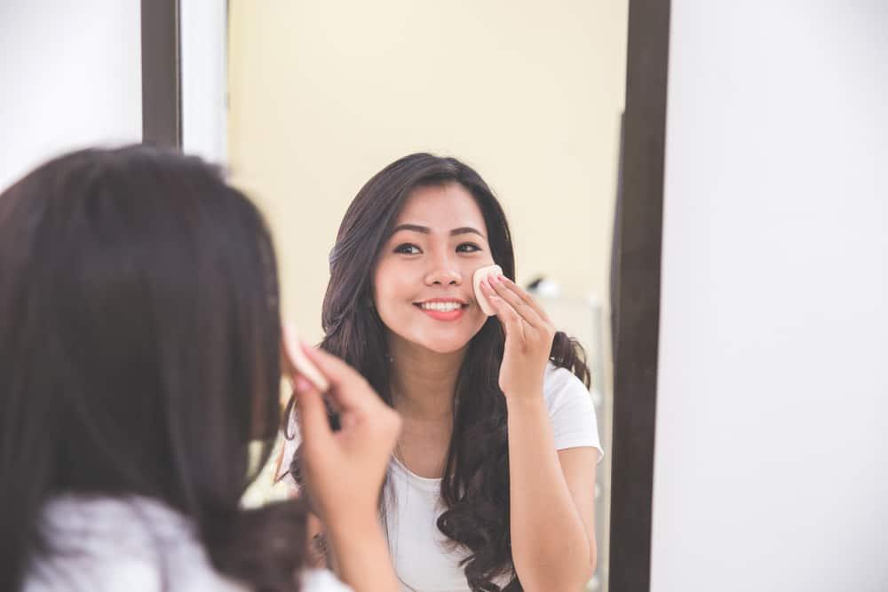 Jenis Bedak Apa yang Baik untuk Kulit Berminyak?