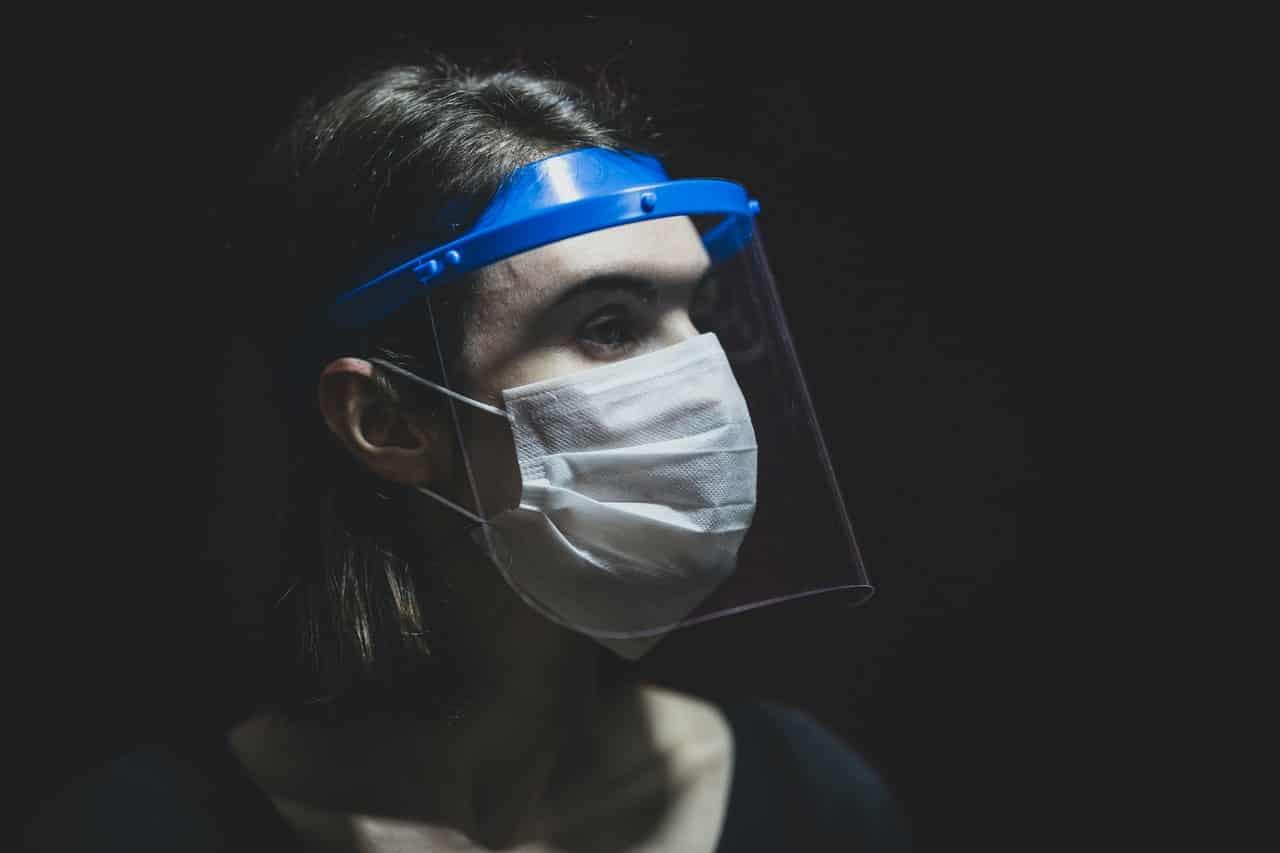 menggunakan-face-shield