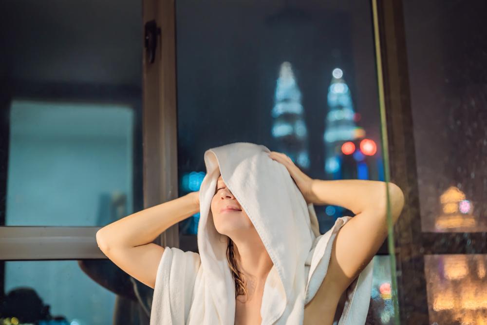 Tidur Saat Rambut Basah Ternyata Bahaya, Mengapa?