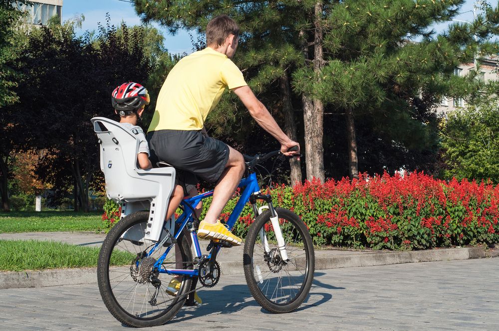 membonceng-bayi-dan-balita-naik-sepeda