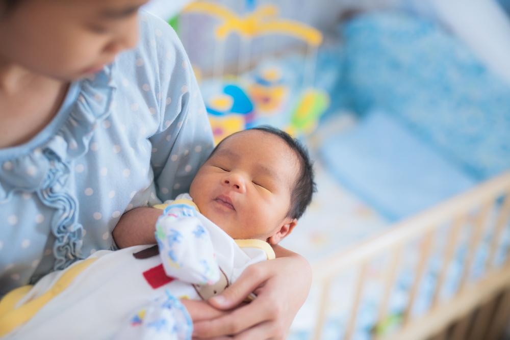 Kenapa Bayi Selalu ingin Digendong dan Bagaimana Mengatasinya?
