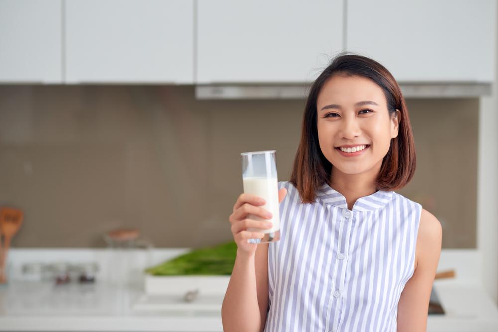 Mengulik Manfaat dan Risiko Minum Susu Full Cream