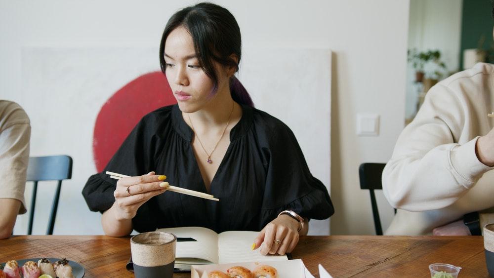 mulut-pahit-saat-hamil