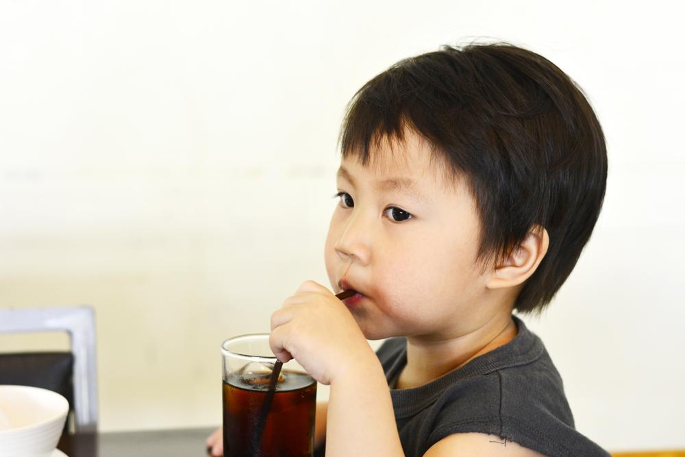 anak-minum-soda