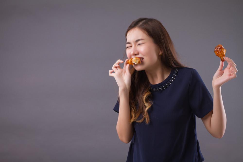 Ibu Menyusui Makan Pedas, Benarkah Bikin Bayi Jadi Rewel?