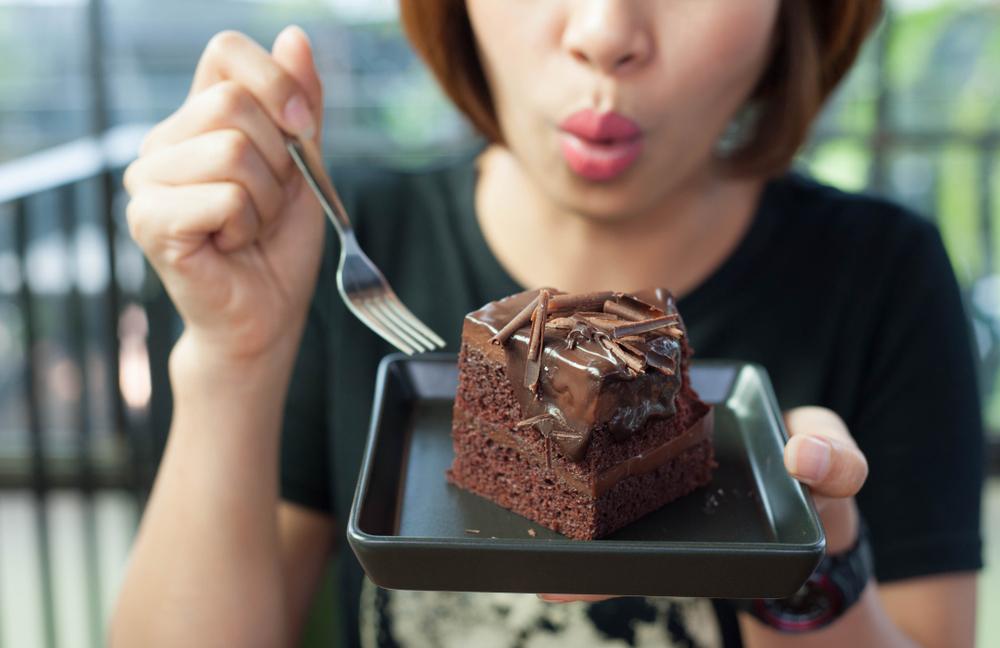 makan-cokelat-setelah-mie