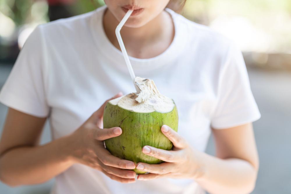 Perhatikan Ini Sebelum Minum Air Kelapa Saat Hamil Muda