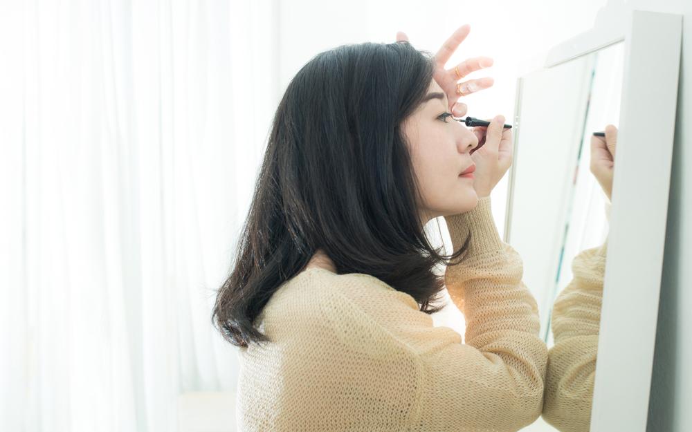 mata-bengkak-merah-karena-makeup