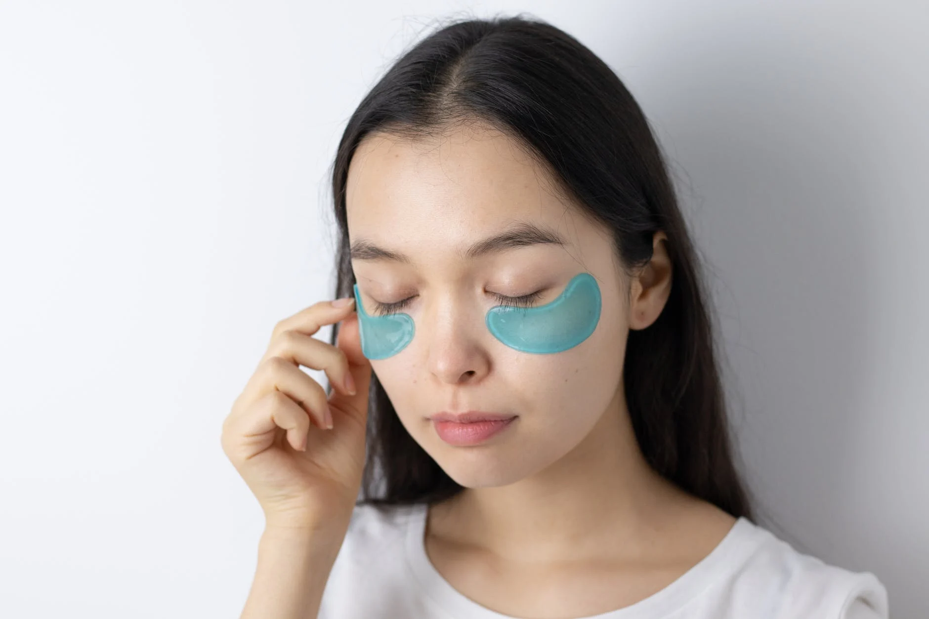 10 Masker yang Bagus untuk Mengatasi Mata Panda yang Mengganggu