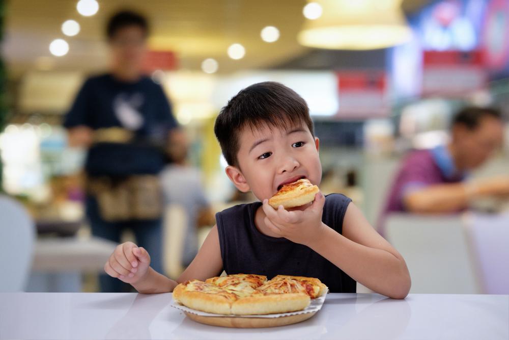 anak-suka-makan-junk-food
