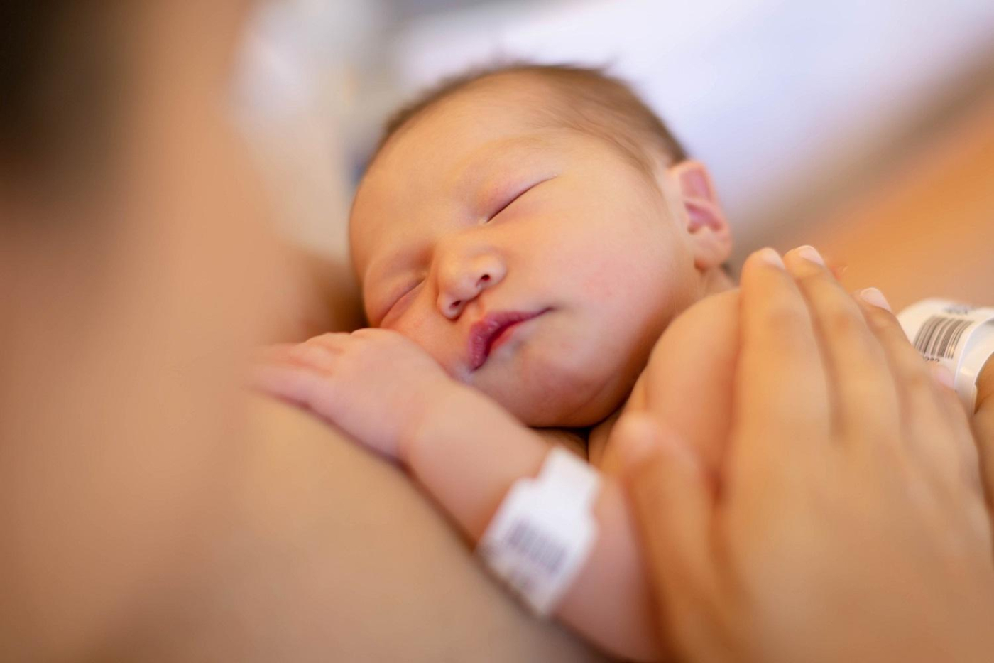 Efektifkah Melakukan Skin to Skin saat Bayi Demam?