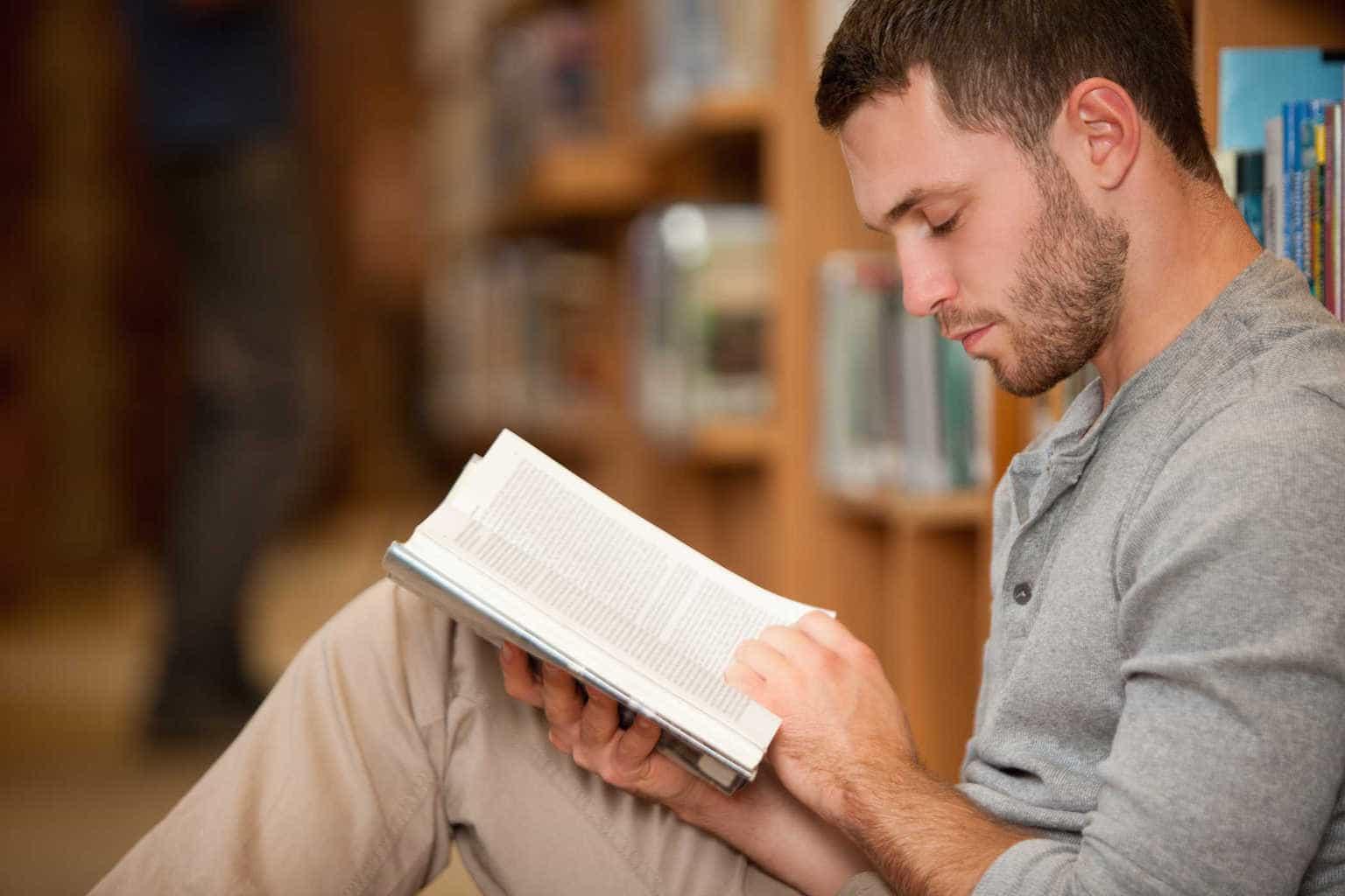 orang-yang-suka-baca-buku-hidup-lebih-bahagia